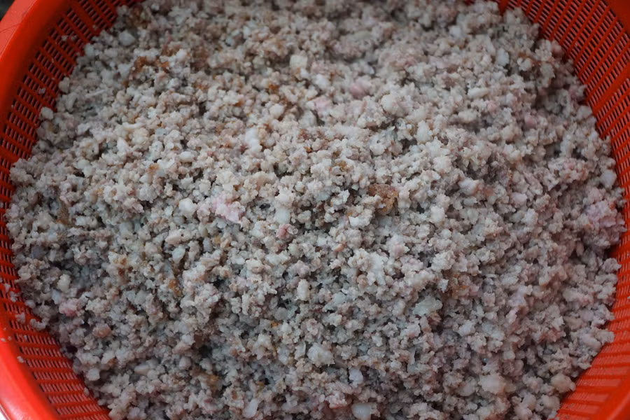 Bánh răng bừa được gói bằng lá chuối xanh hoặc lá dong tươi. Nhân bánh được làm từ thịt ba chỉ băm nhỏ trộn cùng hành phi thơm, mộc nhĩ, thêm chút tiêu cho dậy mùi. Công đoạn cuối cùng là hấp bánh và thưởng thức. Ảnh: LT.