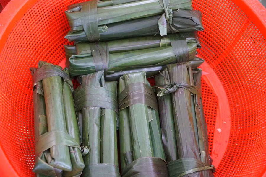 Loại gạo để làm ra những chiếc bánh răng bừa dẻo thơm là gạo tẻ. Sau khi ngâm trong nước lạnh từ 2-3 giờ sẽ đem xay thành bột. Thứ bột mịn trắng tinh được nấu lên đến khi sền sệt, bột không quá chín thì nhấc ra để nguội. Ảnh: LT.