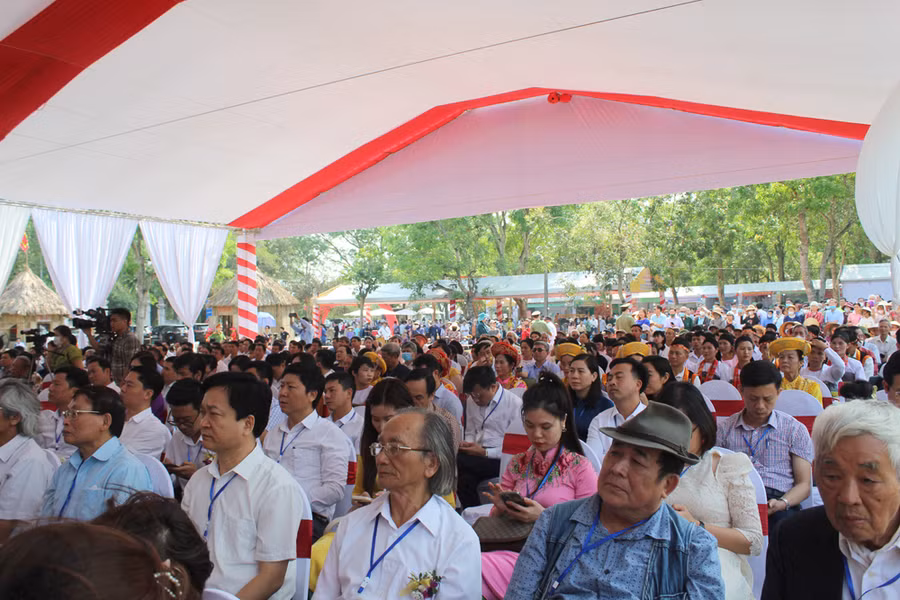 Lễ hội đền thờ Lê Hoàn 2023 thu hút đông đảo người dân, du khách tới dự. Ảnh: LT. Lễ hội đền thờ Lê Hoàn 2023 thu hút đông đảo người dân, du khách tới dự. Ảnh: LT.