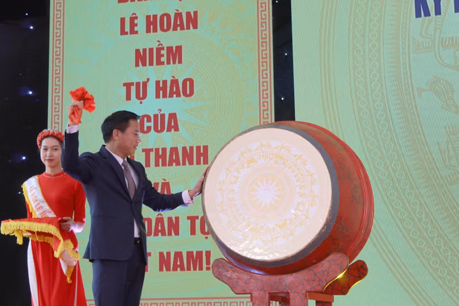 Ông Đỗ Trọng Hưng - Bí thư Tỉnh ủy đánh trống khai hội. Ảnh: LT. Ông Đỗ Trọng Hưng - Bí thư Tỉnh ủy đánh trống khai hội. Ảnh: LT.