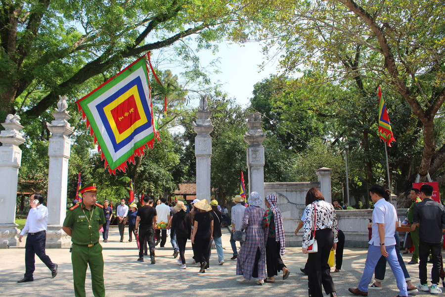 Đông đảo du khách và người dân địa phương vào đền thờ Lê Hoàn dâng hương. Ảnh: LT. Đông đảo du khách và người dân địa phương vào đền thờ Lê Hoàn dâng hương. Ảnh: LT.