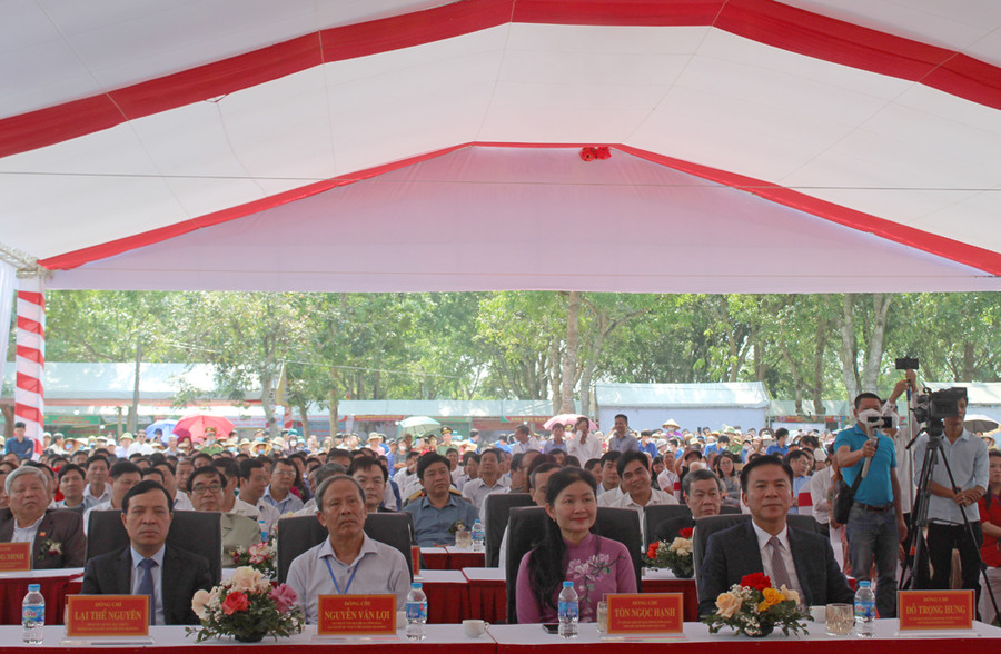 Bà Tôn Ngọc Hạnh - Phó Chủ tịch Trung ương Hội LHPN Việt Nam (thứ 2 từ phải qua) và Bí thư Tỉnh ủy Thanh Hóa Đỗ Trọng Hưng (ngoài cùng bên phải). Ảnh: LT. Bà Tôn Ngọc Hạnh - Phó Chủ tịch Trung ương Hội LHPN Việt Nam (thứ 2 từ phải qua) và Bí thư Tỉnh ủy Thanh Hóa Đỗ Trọng Hưng (ngoài cùng bên phải). Ảnh: LT.