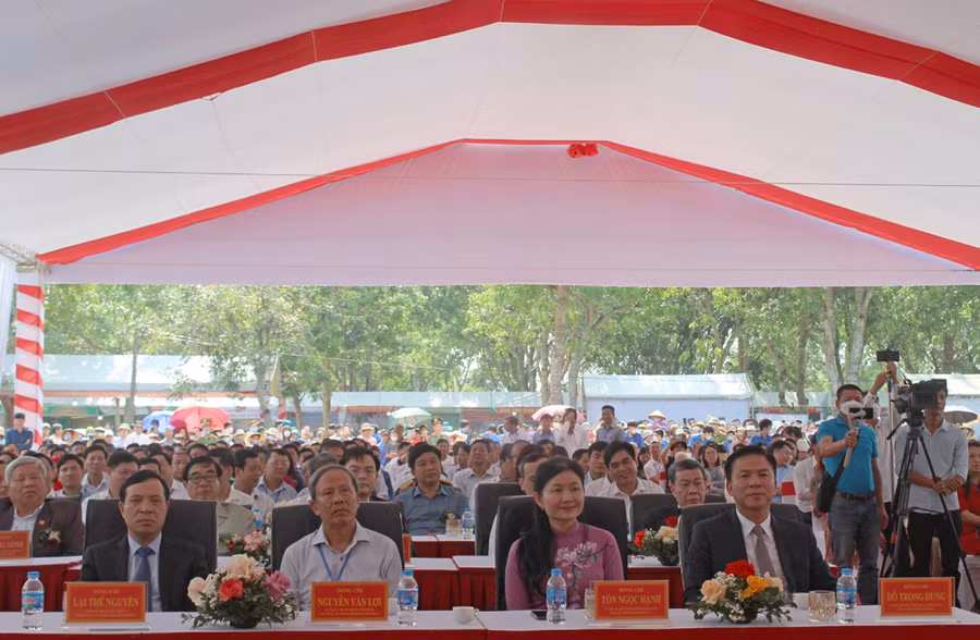 Bà Tôn Ngọc Hạnh - Phó Chủ tịch Trung ương Hội LHPN Việt Nam (thứ 2 từ phải qua) và Bí thư Tỉnh ủy Thanh Hóa Đỗ Trọng Hưng (ngoài cùng bên phải). Ảnh: LT. Bà Tôn Ngọc Hạnh - Phó Chủ tịch Trung ương Hội LHPN Việt Nam (thứ 2 từ phải qua) và Bí thư Tỉnh ủy Thanh Hóa Đỗ Trọng Hưng (ngoài cùng bên phải). Ảnh: LT.