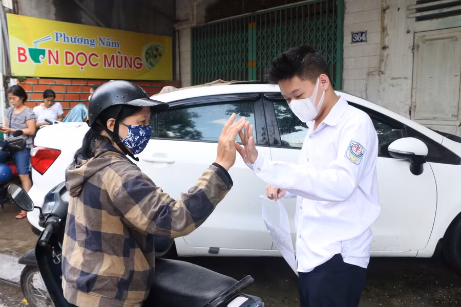 Mẹ chúc con tự tin làm bài thi tốt để giành điểm cao.