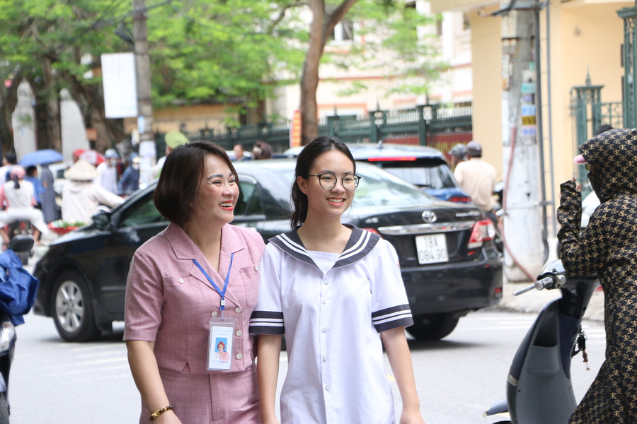 Nụ cười hạnh phúc khi con hoàn thành tốt bài thi. Nụ cười hạnh phúc khi con hoàn thành tốt bài thi.