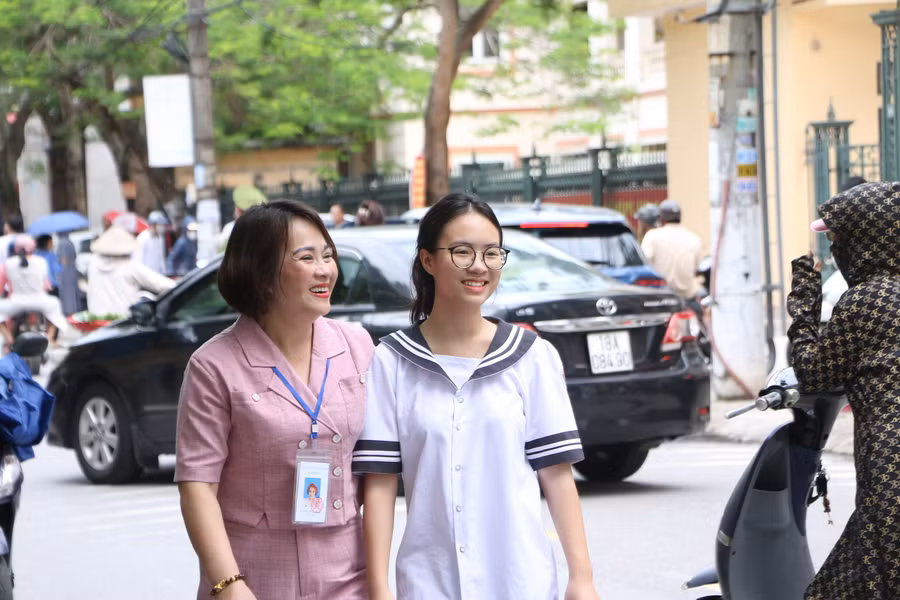 Nụ cười hạnh phúc khi con hoàn thành tốt bài thi.