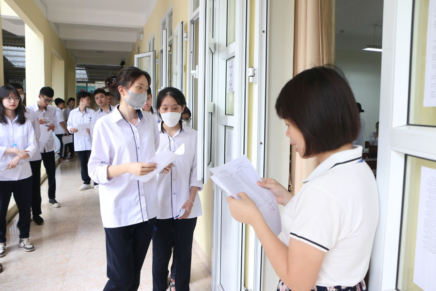 Các thí sinh tại tỉnh Nam Định tham dự kỳ thi tốt nghiệp THPT 2023. Các thí sinh tại tỉnh Nam Định tham dự kỳ thi tốt nghiệp THPT 2023.