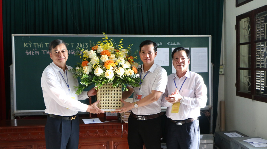 Đại diện Ban chỉ đạo kỳ thi tốt nghiệp THPT 2023 tỉnh Nam Định tặng hoa động viên lãnh đạo điểm thi tại Trường THPT Ngô Quyền, TP Nam Định sáng 28/6.