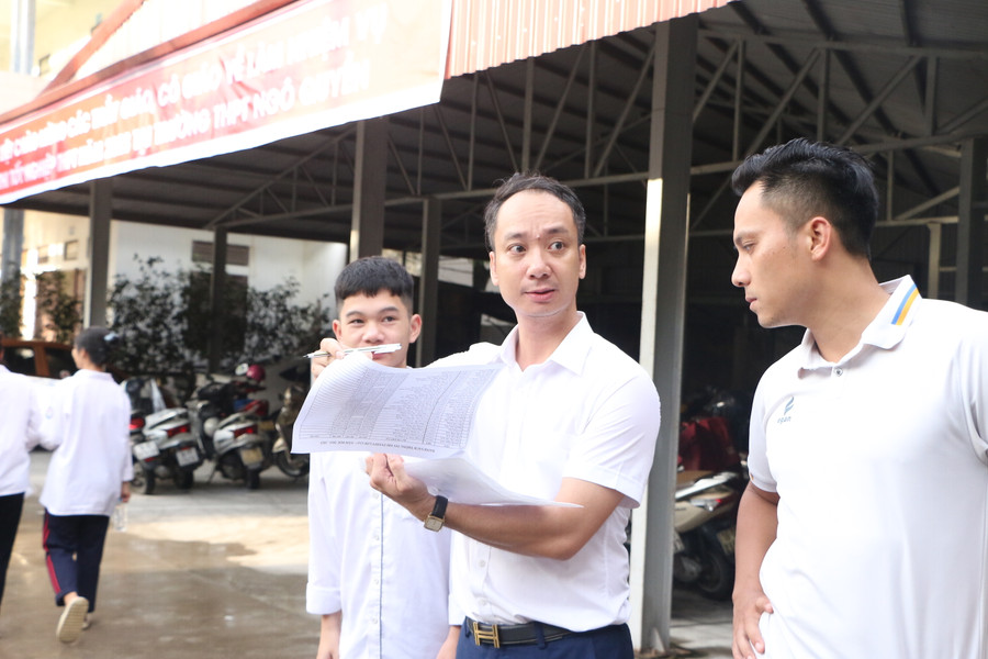 Thầy Phan Mạnh Linh kiểm tra danh sách học sinh trường mình đã đến điểm thi hay chưa.