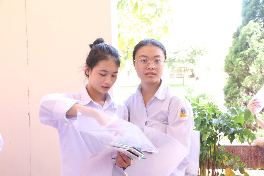 Các thí sinh có mặt tại điểm thi Trường THPT Mỹ Lộc từ 13h30 phút để chờ giám thị gọi vào phòng thi. Các thí sinh có mặt tại điểm thi Trường THPT Mỹ Lộc từ 13h30 phút để chờ giám thị gọi vào phòng thi.