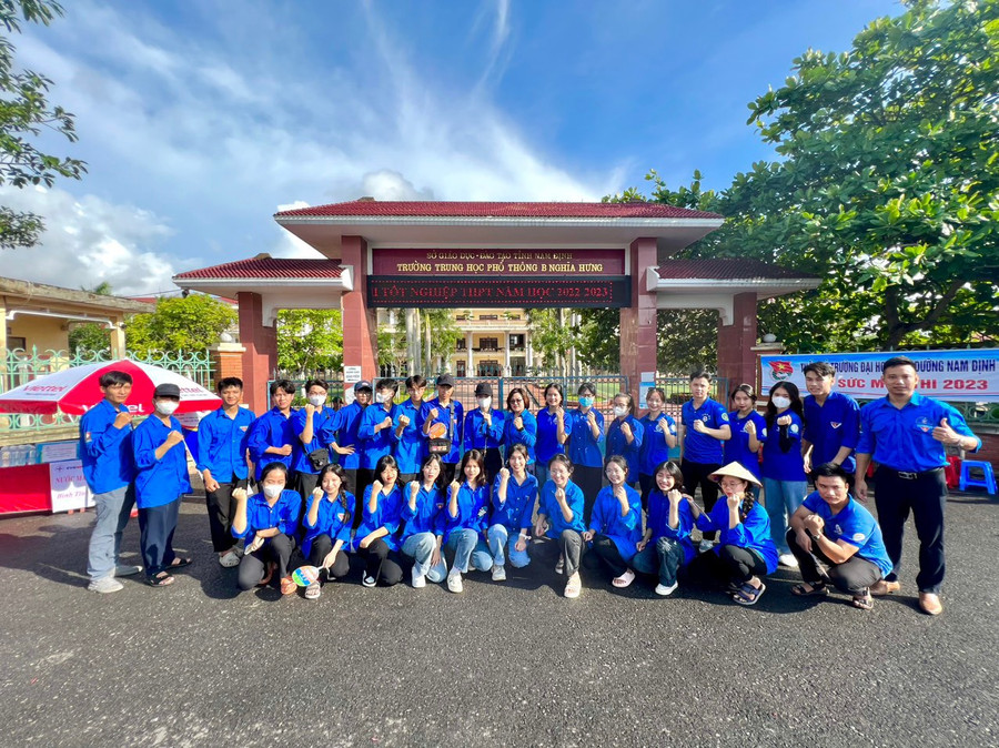 Các thanh niên tình nguyện làm nhiệm vụ tại cổng Trường THPT B Nghĩa Hưng phục vụ kỳ thi tốt nghiệp THPT 2023. Các thanh niên tình nguyện làm nhiệm vụ tại cổng Trường THPT B Nghĩa Hưng phục vụ kỳ thi tốt nghiệp THPT 2023.