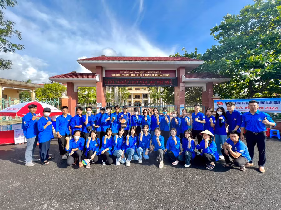 Các thanh niên tình nguyện làm nhiệm vụ tại cổng Trường THPT B Nghĩa Hưng phục vụ kỳ thi tốt nghiệp THPT 2023.