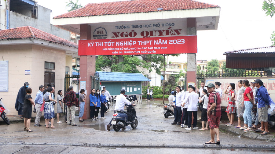 Điểm thi Trường THPT Ngô Quyền có mưa rào lúc đầu giờ sáng.