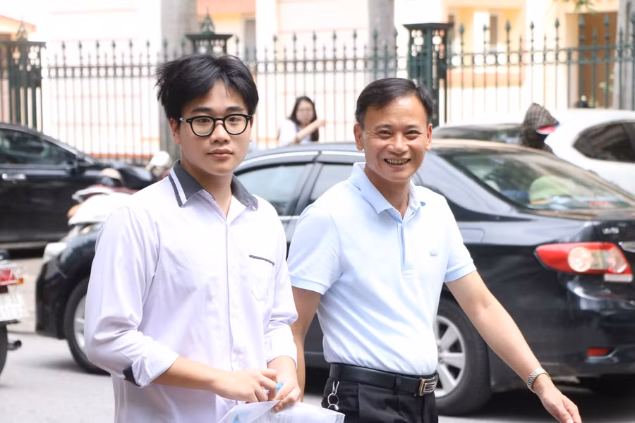 Sự gần gũi của bố với con sau giờ tan thi ngày 28/6 tại điểm thi Trường THPT chuyên Lê Hồng Phong, TP Nam Định. Ảnh: Đình Tuệ.