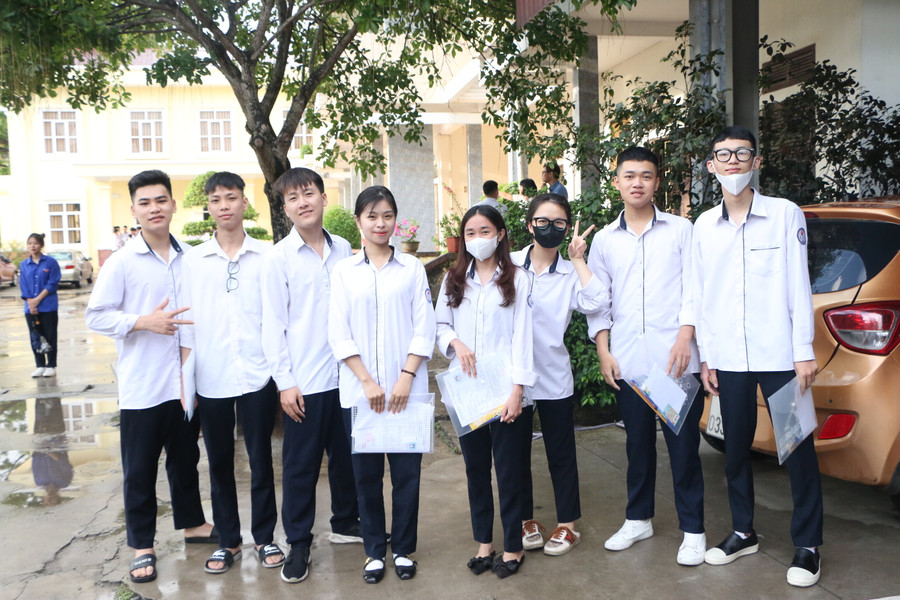 Các thí sinh đến từ Trường THPT Nguyễn Công Trứ thể hiện sự tự tin trước giờ thi Ngữ văn.