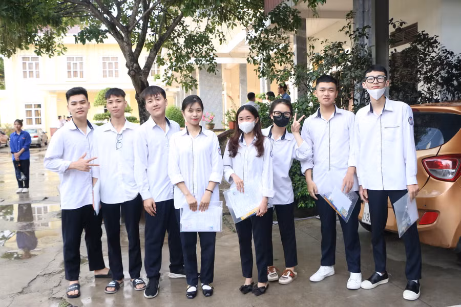 Các thí sinh đến từ Trường THPT Nguyễn Công Trứ thể hiện sự tự tin trước giờ thi Ngữ văn.