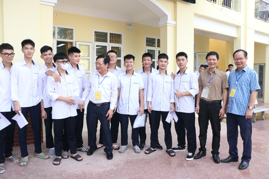 Lãnh đạo Sở GD&amp;ĐT Nam Định động viên các thí sinh trước khi vào phòng thi.