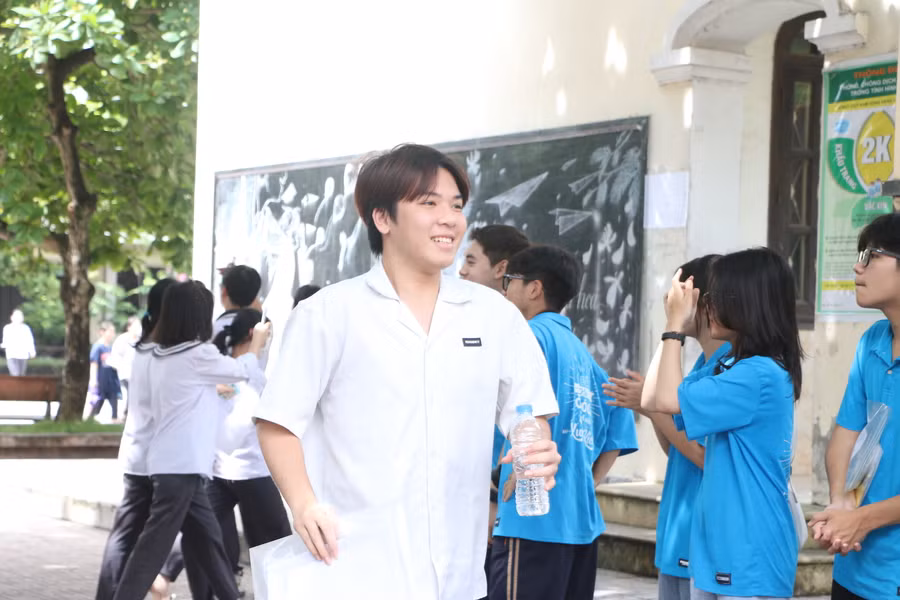 Nam sinh Trần Quốc Tuấn ra khỏi phòng thi với tâm trạng hồ hởi.