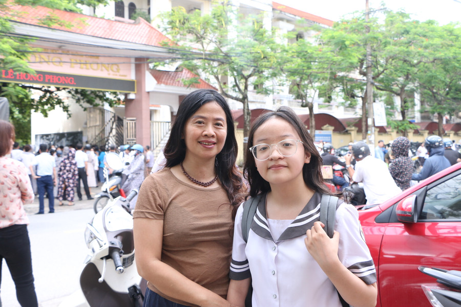 Chị Hương Lan động viên con gái Linh Chi sau mỗi buổi thi. Chị Hương Lan động viên con gái Linh Chi sau mỗi buổi thi.