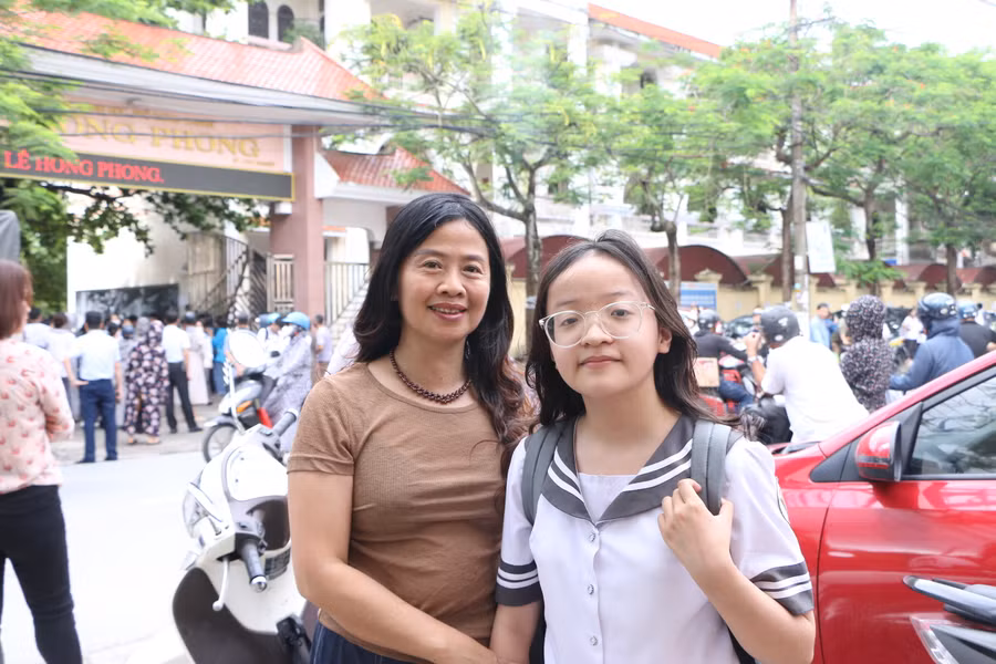 Chị Hương Lan động viên con gái Linh Chi sau mỗi buổi thi.