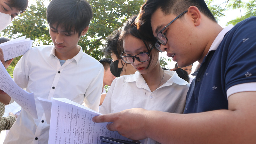 Các thí sinh cùng nhau trao đổi bài sau khi kết thúc giờ thi Toán. Các thí sinh cùng nhau trao đổi bài sau khi kết thúc giờ thi Toán.