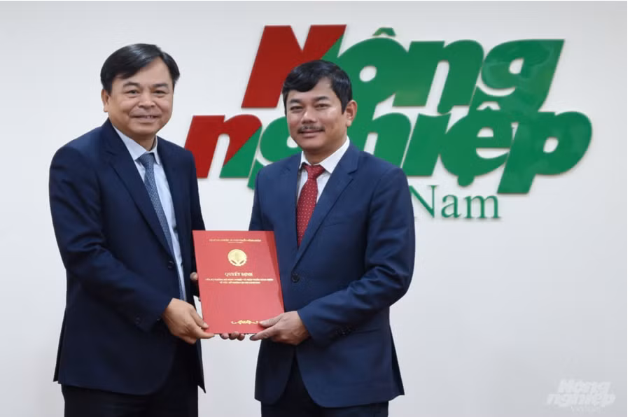 Thứ trưởng Nguyễn Hoàng Hiệp thừa ủy quyền Bộ trưởng Bộ NN-PTNT trao Quyết định bổ nhiệm chức vụ Phó Tổng Biên tập báo Nông nghiệp Việt Nam cho ông Trần Văn Cao (bên phải).