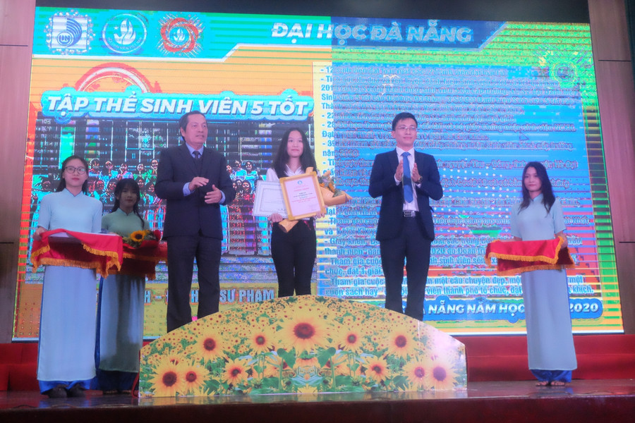 Ông Tô Văn Hùng (thứ 3, trái sang) – Giám đốc Sở TNMT TP Đà Nẵng và PGS.TS Ngô Văn Dưỡng – Phó Giám đốc ĐH Đà Nẵng trao học bổng cho các sinh viên có hoàn cảnh khó khăn. Ông Tô Văn Hùng (thứ 3, trái sang) – Giám đốc Sở TNMT TP Đà Nẵng và PGS.TS Ngô Văn Dưỡng – Phó Giám đốc ĐH Đà Nẵng trao học bổng cho các sinh viên có hoàn cảnh khó khăn.