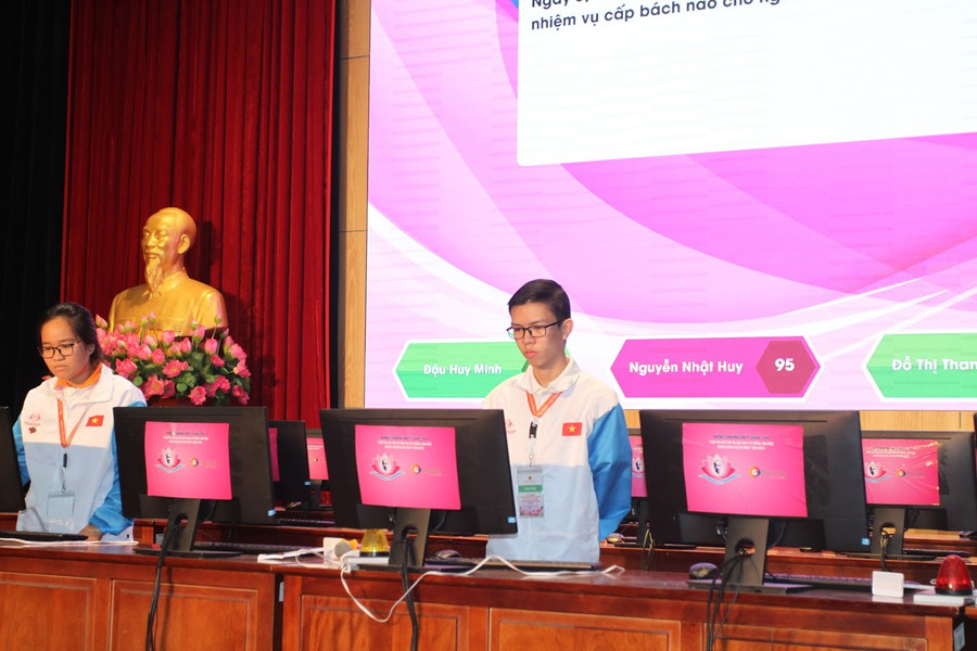 Nguyễn Nhật Huy - SV Trường Đại học Khoa học - Đại học Huế (bên phải) tại chung kết cuộc thi. Nguyễn Nhật Huy - SV Trường Đại học Khoa học - Đại học Huế (bên phải) tại chung kết cuộc thi.