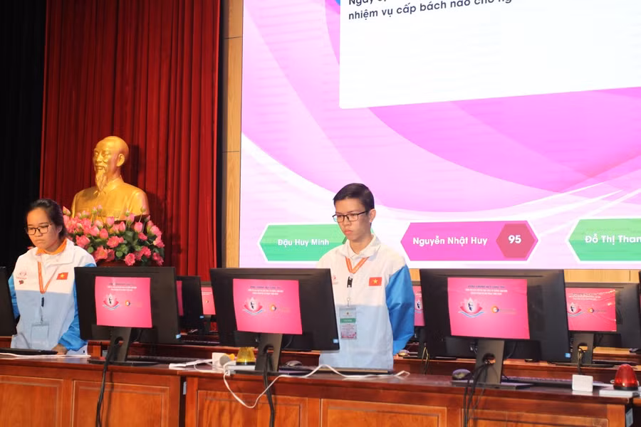 Nguyễn Nhật Huy - SV Trường Đại học Khoa học - Đại học Huế (bên phải) tại chung kết cuộc thi.