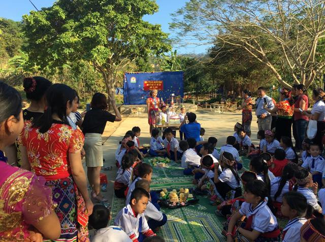 Ngoài thi gói bánh, “Ngày tết quê em” còn có hoạt động múa hát, tổ chức sinh nhật