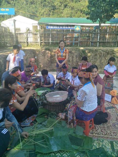 Lần đầu tiên các em được tự tay gói bánh với sự trợ giúp của các cô giáo và phụ huynh