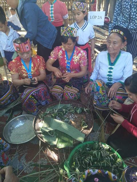 Bánh được làm từ gạo nếp, gia vị, gói trong lá dong