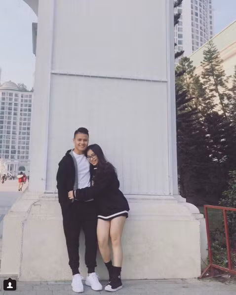 Quang Hải và bạn gái công khai mối quan hệ hẹn hò trên Facebook cũng như Instagram.