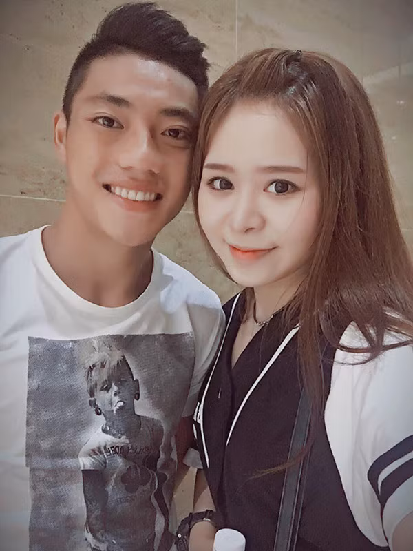  Tiền vệ&nbsp;Lâm Ti Phông từ lâu đã công khai bạn gái Trà My trên trang cá nhân. Cô nàng sở hữu nhan sắc dễ thương với đôi mắt to tròn nổi bật.