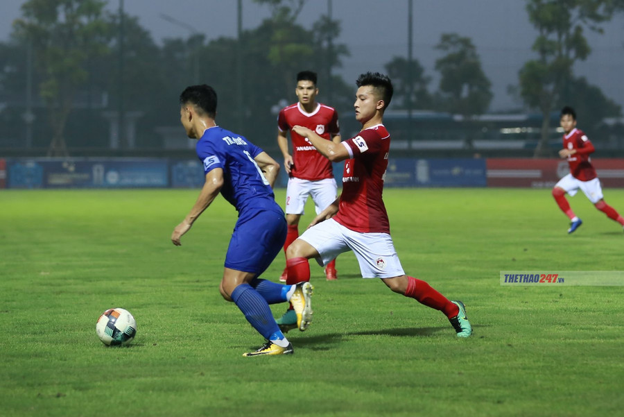 Bên cạnh khả năng cầm nhịp và phân phối bóng thượng thừa, Martin Lo cũng không ngần ngại tranh chấp với các đối thủ Bên cạnh khả năng cầm nhịp và phân phối bóng thượng thừa, Martin Lo cũng không ngần ngại tranh chấp với các đối thủ