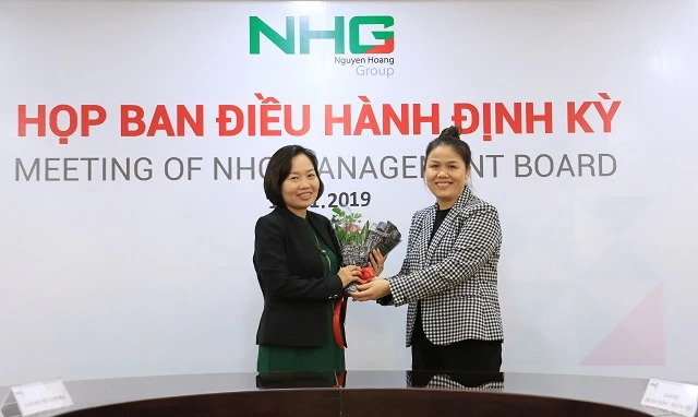 Bà Hoàng Nguyễn Thu Thảo-Tổng giám đốc NHG trao quyết định bổ nhiệm cho ThS. Trần Thị Kim Yến, Quyền Giám đốc Ban chuyên môn K-12 NHG