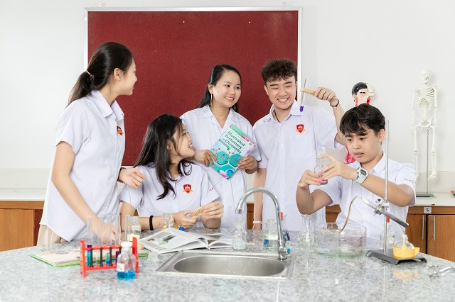 Học sinh Trường Hội nhập Quốc tế iSchool trong một hoạt động trên lớp.