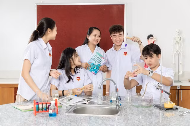Học sinh Trường Hội nhập Quốc tế iSchool trong một hoạt động trên lớp.