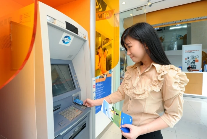 Nhận biết cây ATM bị gài thiết bị đọc trộm thẻ rút tiền