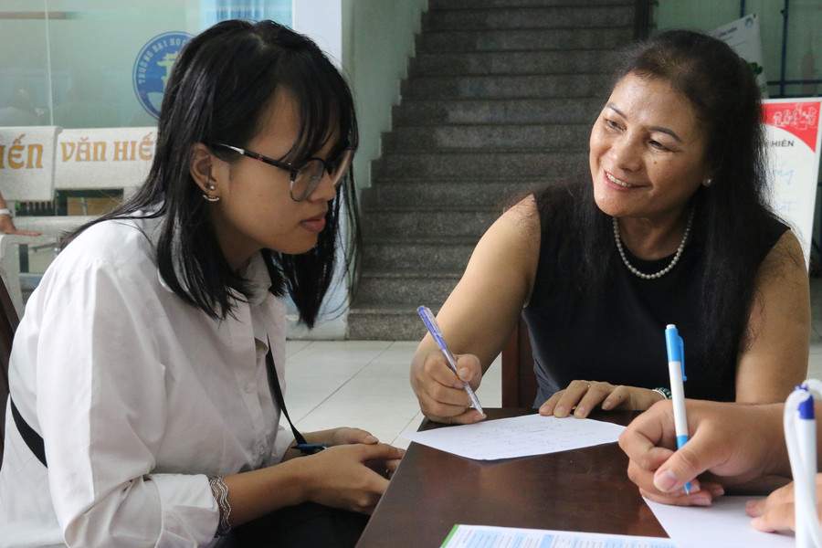 Minh Tú (trái) đang được tư vấn ngành học khi tiến hành nhập học tại Trường ĐH Văn Hiến