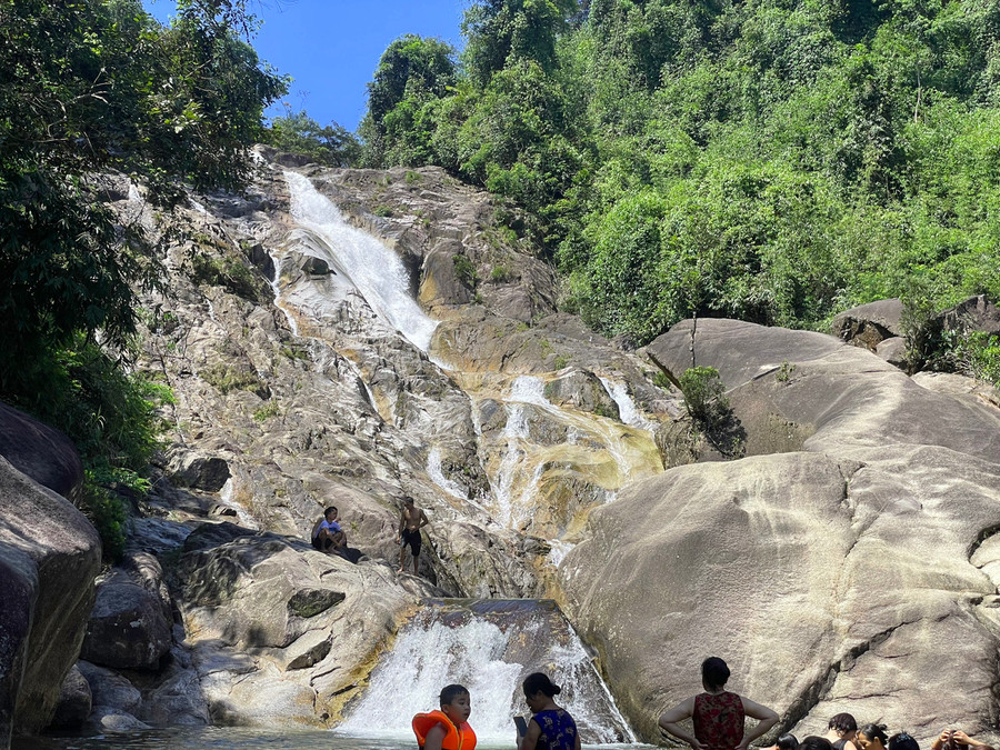 Ngọn thác hùng vĩ nằm dưới chân núi Chí Linh (Lang Chánh). Ảnh:LT.