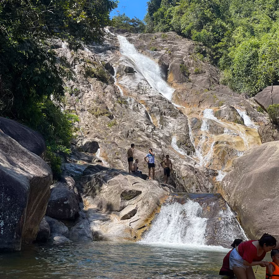 Vẻ đẹp hùng vĩ, nên thơ của thác Ma Hao (Lang Chánh, Thanh Hóa). Ảnh: LT.