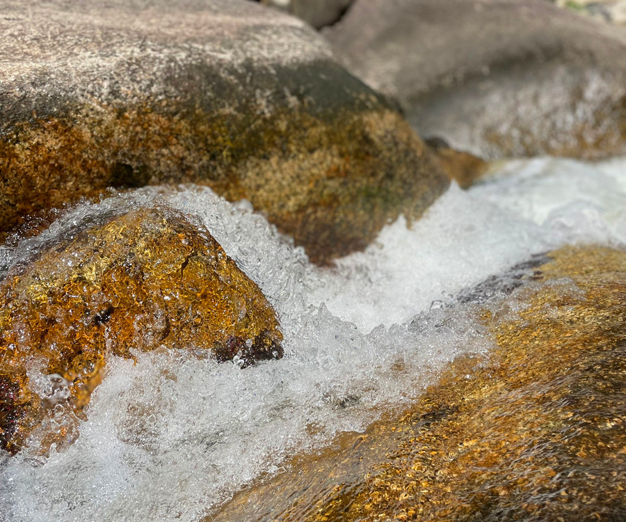 Dòng nước trong vắt, mát mẻ. Ảnh: LT.