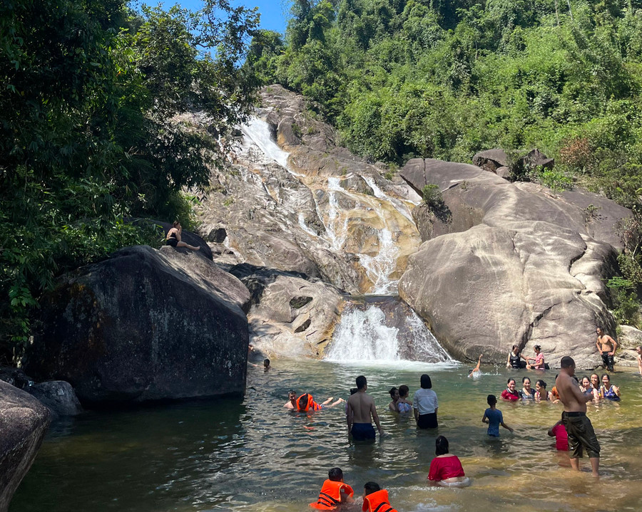 Vào mùa nắng nóng, thác Ma Hao thu hút hàng trăm lượt khách tới tham quan, du lịch mỗi ngày. Ảnh:LT.