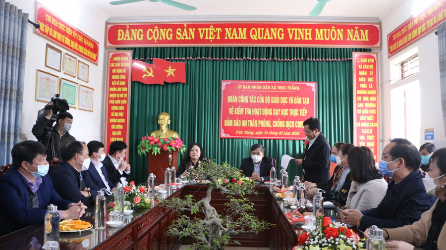 Việc chưa tổ chức bán trú cho trẻ đã tạo ra những khó khăn nhất định trong hoạt động chăm sóc, giáo dục trẻ vì phụ huynh phải đưa đón con mỗi ngày tới 4 lần. Đoàn công tác của Bộ yêu cầu nhà trường sắp tới cần có đề xuất để tiếp tục tổ chức bán trú cho trẻ đảm bảo an toàn phòng dịch.