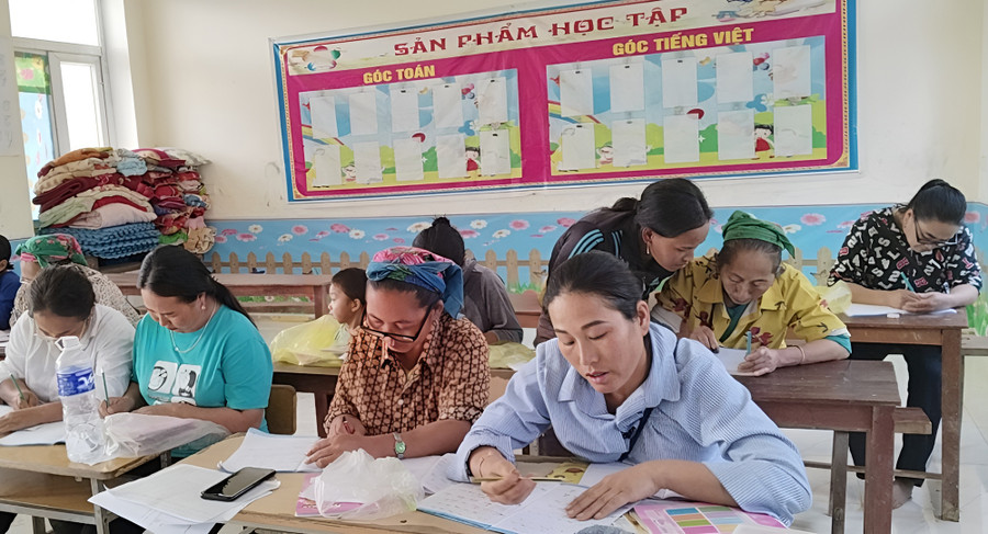 Học viên lớp học xóa mù chữ đa phần là phụ nữ lớn tuổi. (Ảnh: NVCC)