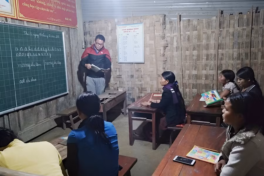 Giáo viên Trường Tiểu học Hữu Khuông (huyện Tương Dương) đến tận bản đứng lớp xóa mù chữ. (Ảnh: NVCC)