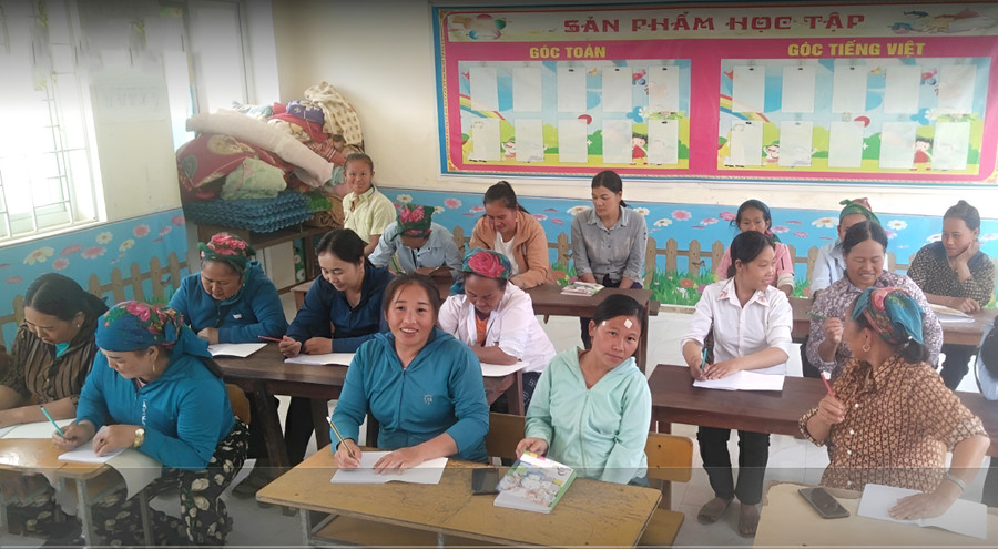 Ban đầu học chữ còn bỡ ngỡ nhưng các bà, các mẹ vẫn cố gắng hoàn thành khóa học. (Ảnh: NVCC)