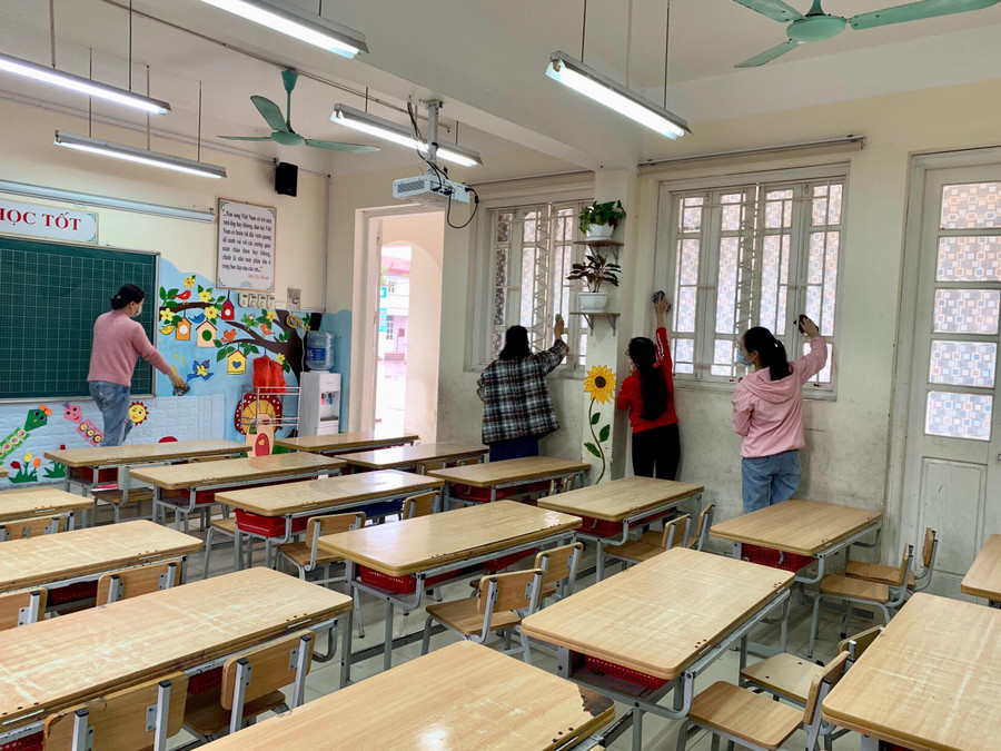 Cán bộ, giáo viên trường Tiểu học Giang Biên thực hiện vệ sinh, khử khuẩn lớp học. Cán bộ, giáo viên trường Tiểu học Giang Biên thực hiện vệ sinh, khử khuẩn lớp học.