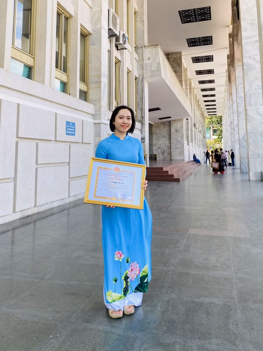 Cô Sinh nhận danh hiệu "Nhà giáo Hà Nội tâm huyết, sáng tạo năm 2021" do Sở GD&amp;ĐT Hà Nội tổ chức. Ảnh: NVCC.